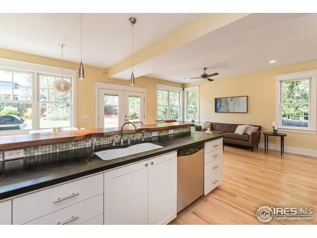 Building Photo - Charming Craftsman Gem Near McKinley Park