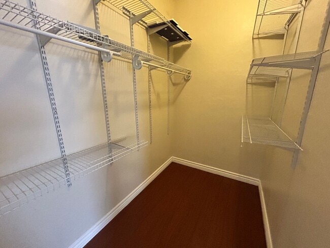 Building Photo - 3 Bed / 2 Bath with No Carpet & Split Floo...