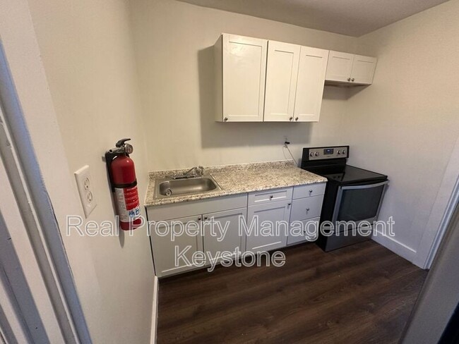 Building Photo - 122 E 16th Ave