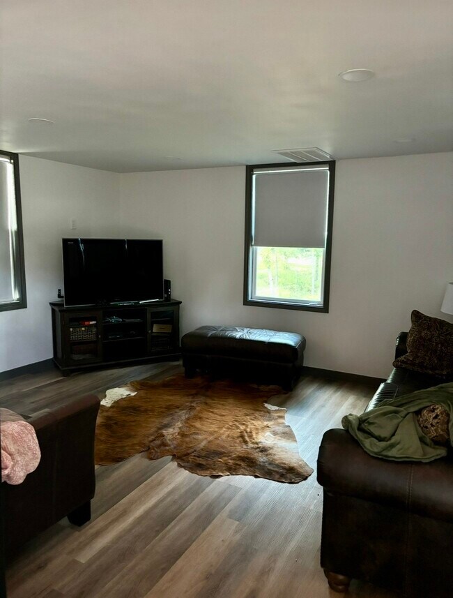 Building Photo - 373 Saddle Surrey Rd