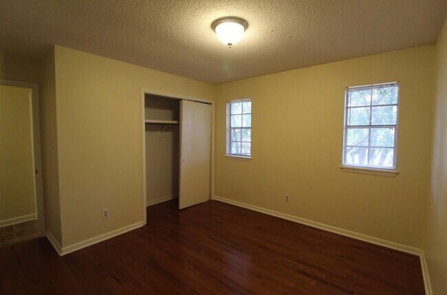 Building Photo - 266 N Villas Ct
