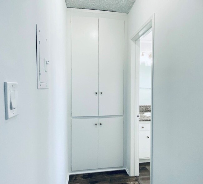 Building Photo - Stunning Upgraded 1 Bed/1 Bath with a Spacious Floorplan & Balcony!