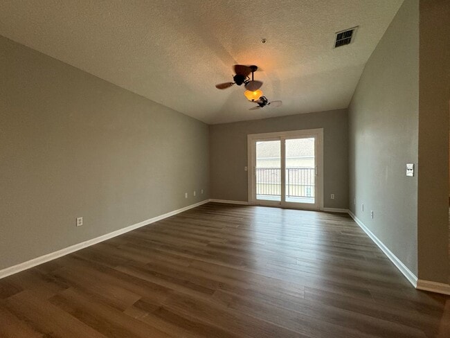 Building Photo - Charming 1-Bedroom Condo – 3rd Floor | Gat...