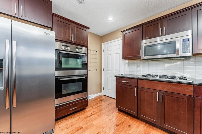 Building Photo - 670 Killarney Dr