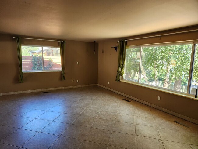 Building Photo - Awesome home in Paradise hills_Backing Buf...