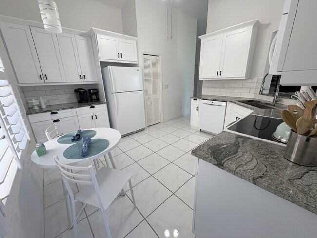 Building Photo - 1352 Monarch Cir