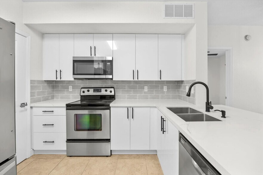 Building Photo - 158 SW Peacock Blvd