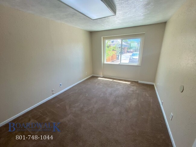 Building Photo - Charming 3 Bed 2 Bath Home in Holladay wit...