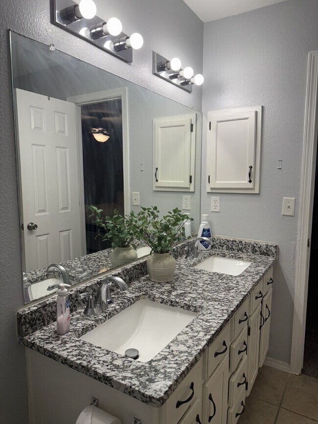 Building Photo - "Charming 3-Bed Oasis with Granite Touches & Cozy Fireplace in El Paso!"