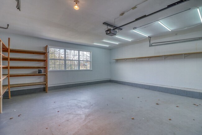 Building Photo - THIS IS THE ONE YOU HAVE BEEN WAITING FOR!...