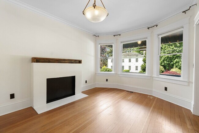 Building Photo - Beautifully Restored 3-Bedroom Home in Historic Section of Oregon City