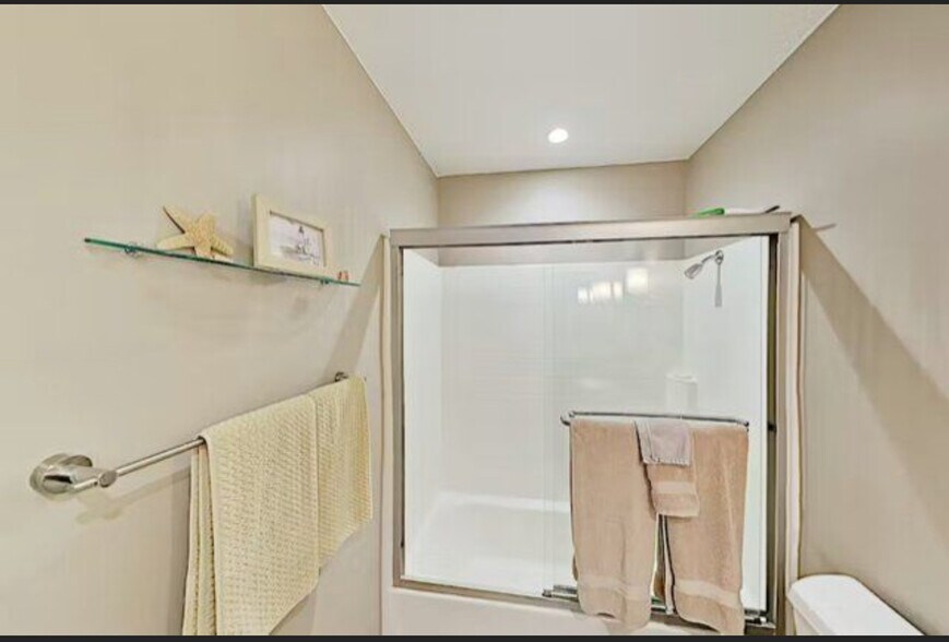 Guest Bath - 505 S Farrell Dr
