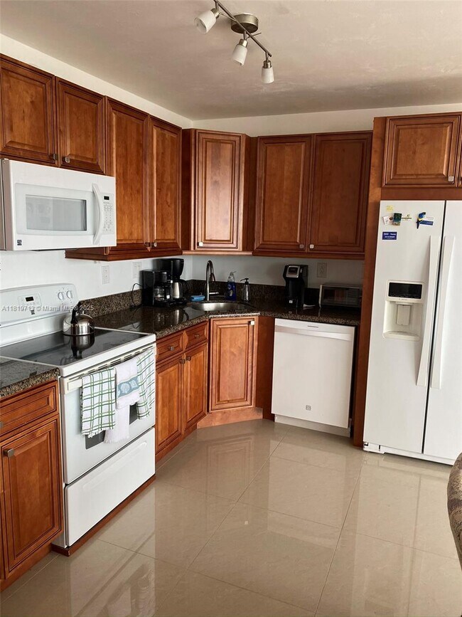 Building Photo - 3111 N Ocean Dr
