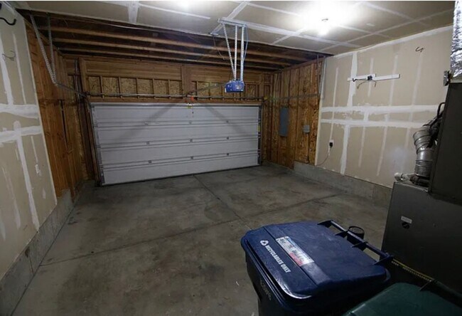 Building Photo - Charming 3-Bedroom Single-Level Home on Sp...