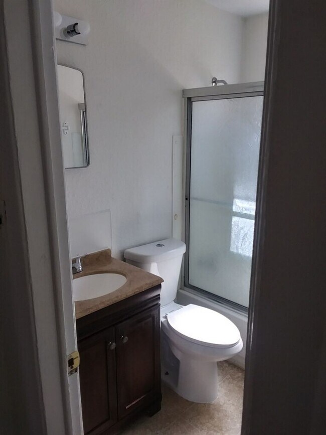 Building Photo - Gorgeous 2 bedroom ready to move in