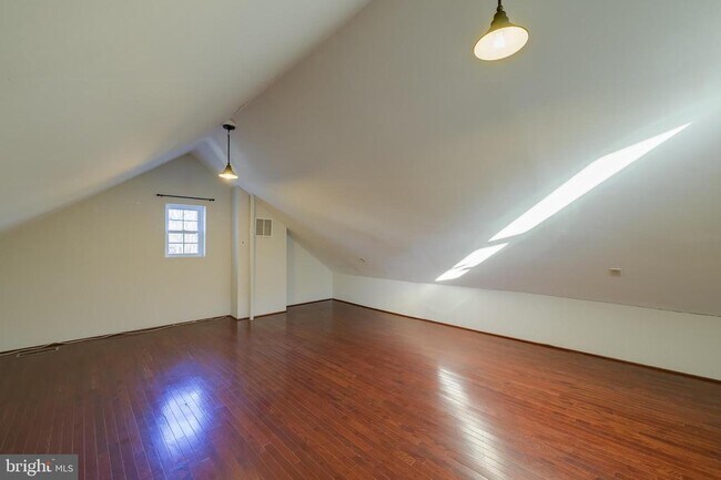 Building Photo - 1900 Q St SE