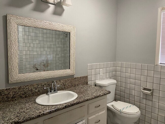 Building Photo - Oleander home with a HUGE shop!