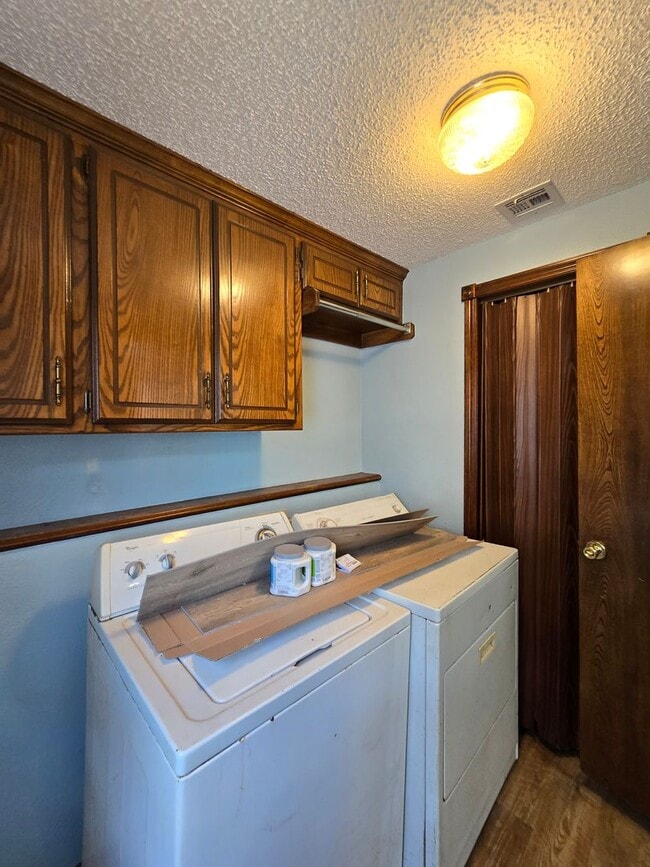 Building Photo - Charming 2 bedroom, 1 bathroom home