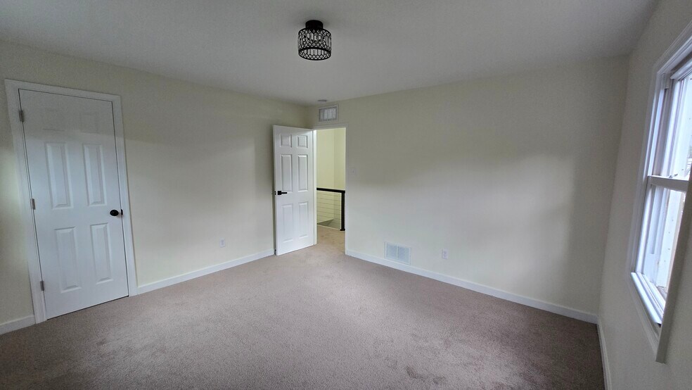Building Photo - 2423 Bloomsdale Rd