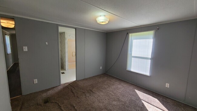 Building Photo - 17 Saturn Ln