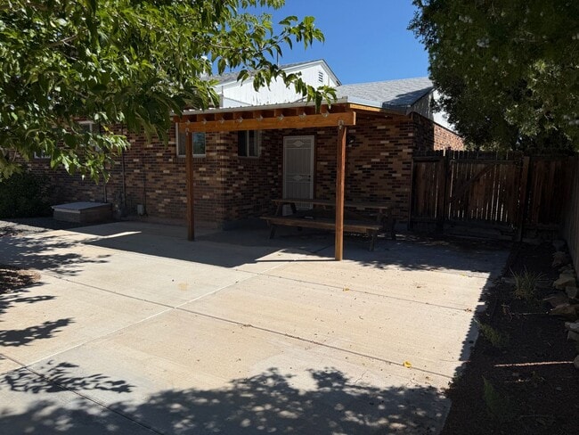 Building Photo - Nice 2 Br, 1 Bath house with the major app...