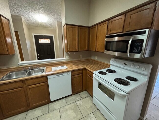 Building Photo - 2 bed 2 bath townhome