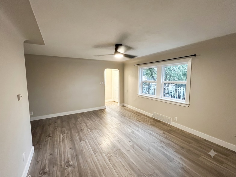 Building Photo - 1464 Elmira St