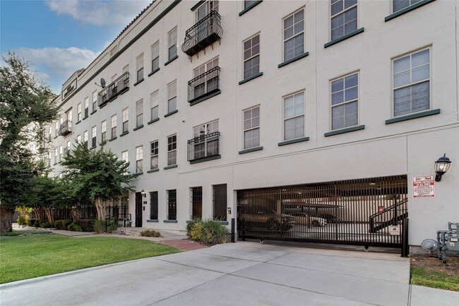 Building Photo - 2216 Chenevert St
