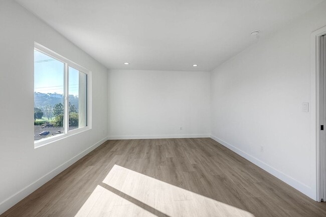 Building Photo - Beautifully remodeled single-story home in the heart of Solana Beach!