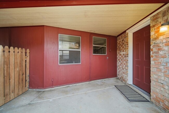 Building Photo - 3226 Springhill Dr