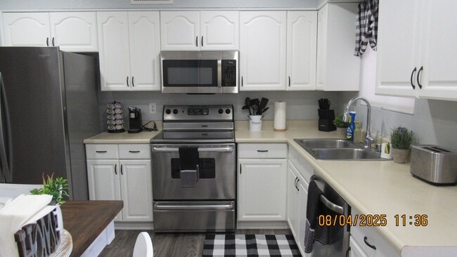 Building Photo - 2 Bedroom 2 bathroom Boat Deep Furnished Home