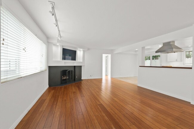 Building Photo - Coastal Living in the Heart of Corona del Mar