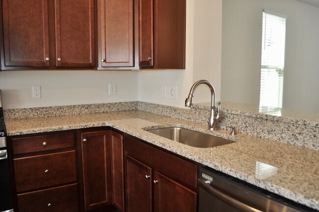 Building Photo - Beaver Creek Commons 3 Bed | 3.5 Bath Town...