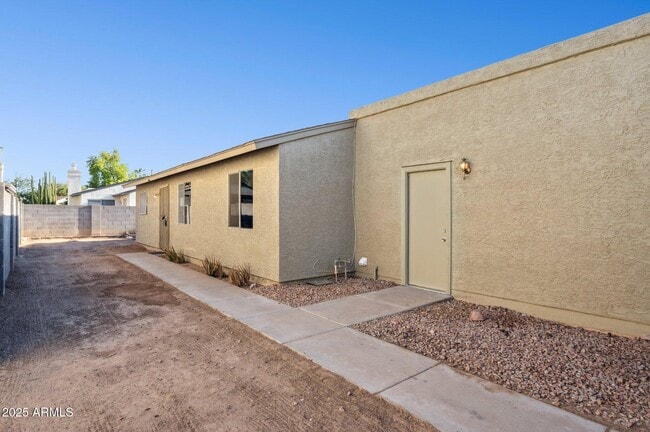 Building Photo - 619 E Jensen St
