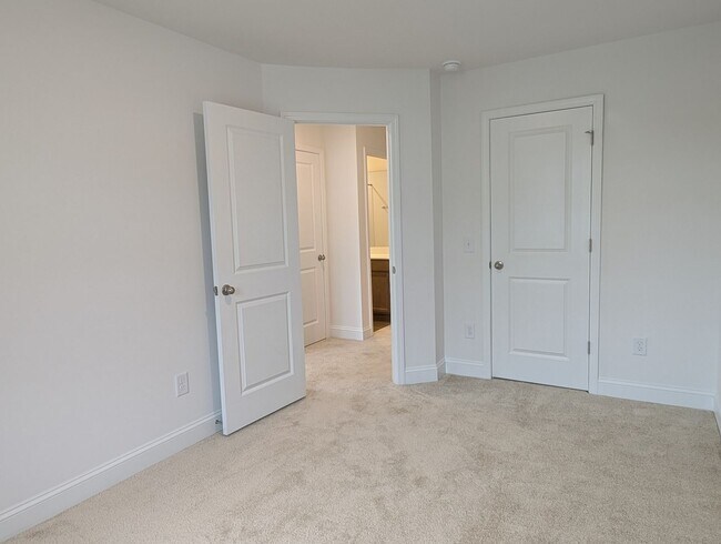 Building Photo - Beautiful, 2 story, end-unit, Townhome located in the Bell Glen Community!