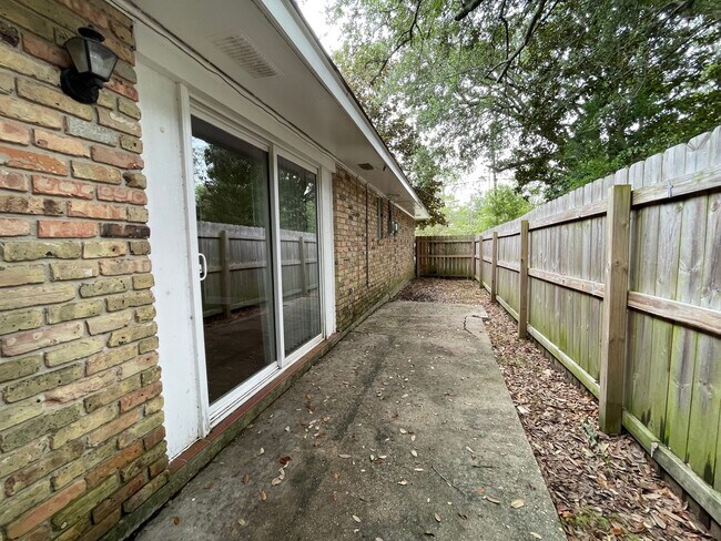 Building Photo - 334 Country Club Blvd