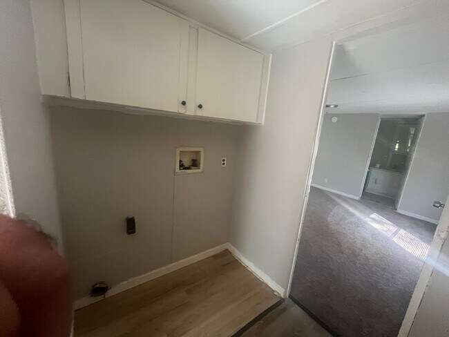Building Photo - Large 2 br 2bath