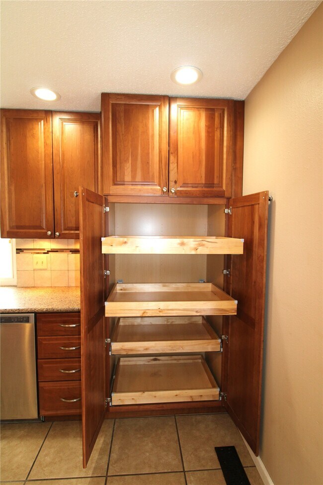 Building Photo - 736 Henry Ave