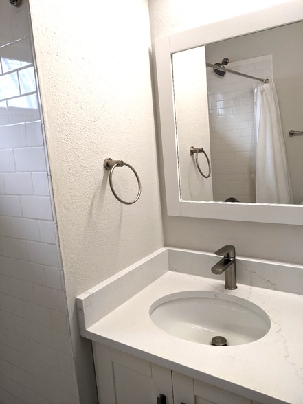 Bathroom Up - 1902 Haskell St