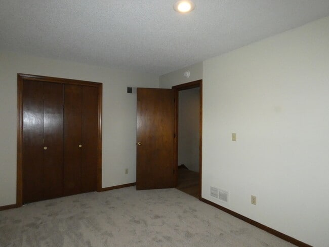 Building Photo - Beautiful Updated TownHome in Park Hill Sc...