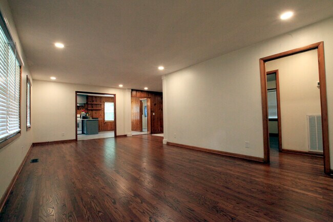 Building Photo - 308 S Baird Ln