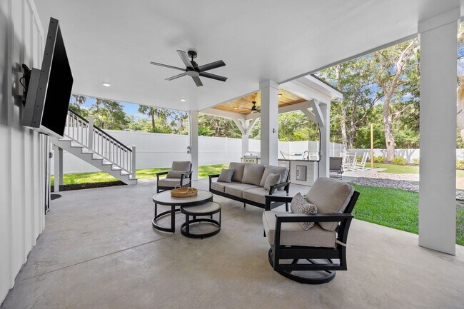 Building Photo - All Inclusive Seasonal Rental in the Beaut...