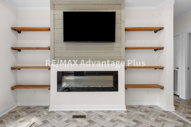 Building Photo - Modern Home Just Minutes to Farmville