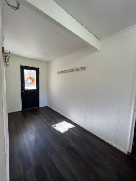 Building Photo - 520 Trumbull Hwy