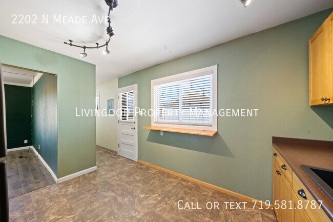 Building Photo - 2202 N Meade Ave