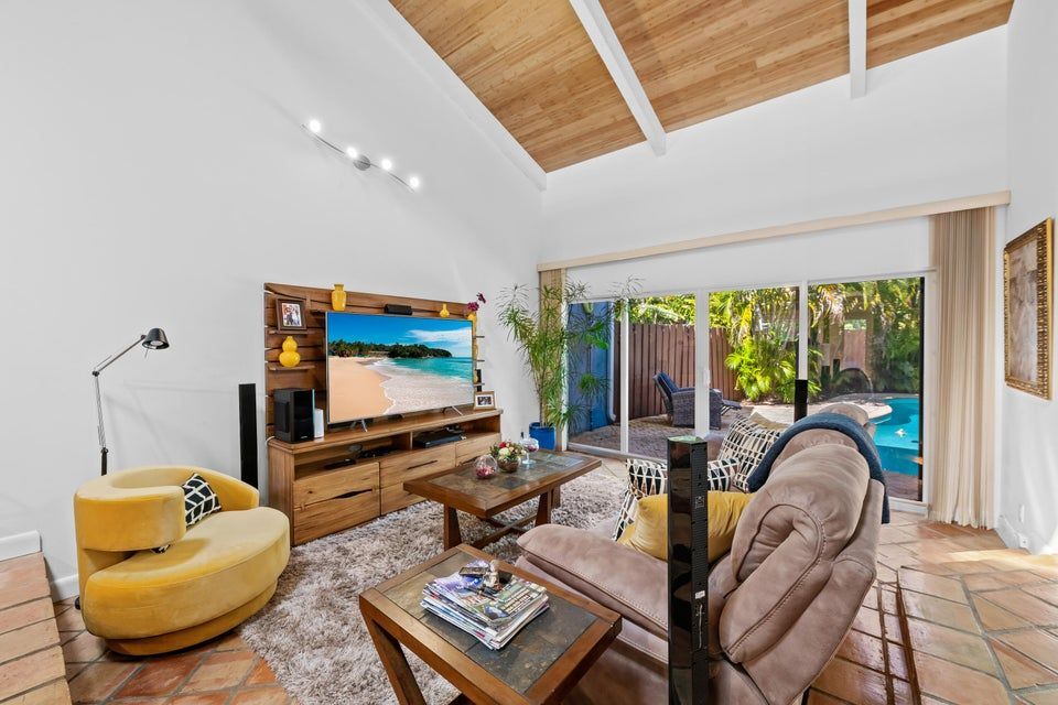 Building Photo - 219 NE 17th Ave