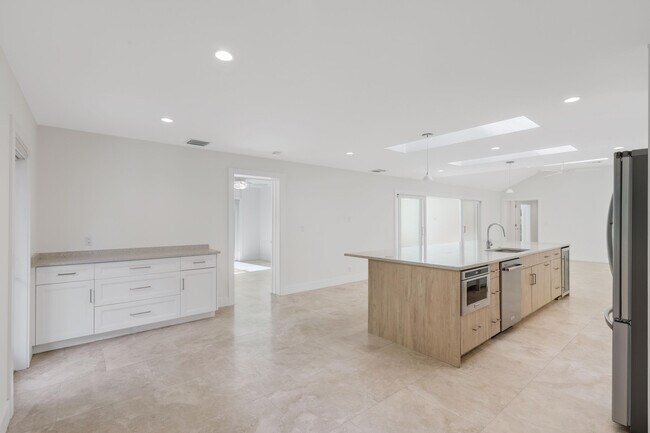 Building Photo - 1386 S Atlantic Dr