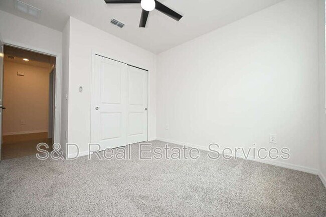 Building Photo - 2106 Rosewood Dr