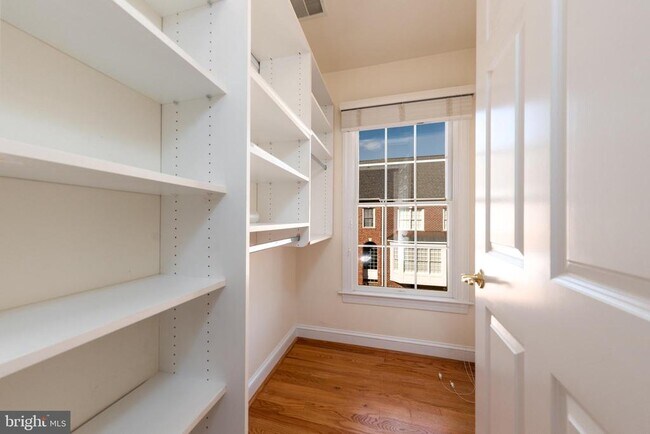 Building Photo - 1308 McLean Crest Ct
