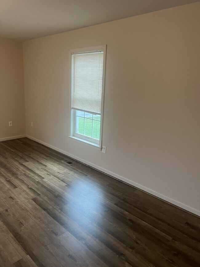 Building Photo - Spacious End-Unit Townhouse with 3 Beds, 3...